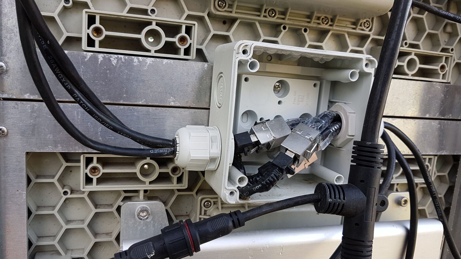 Onbeschermde connectoren en geïmproviseerde aansluitingen