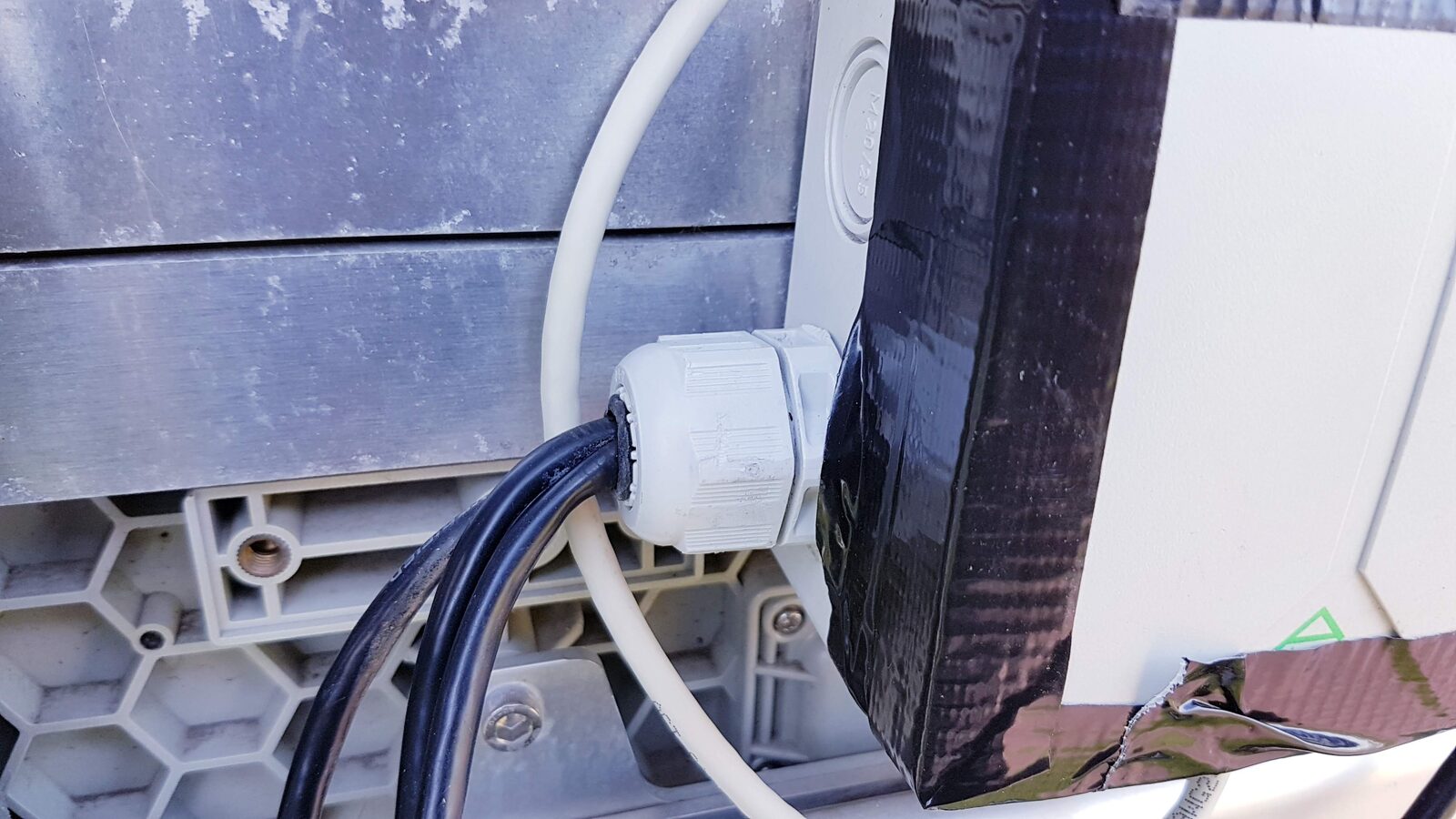 Bekabeling die met tape is bevestigd en onvoldoende beschermd is