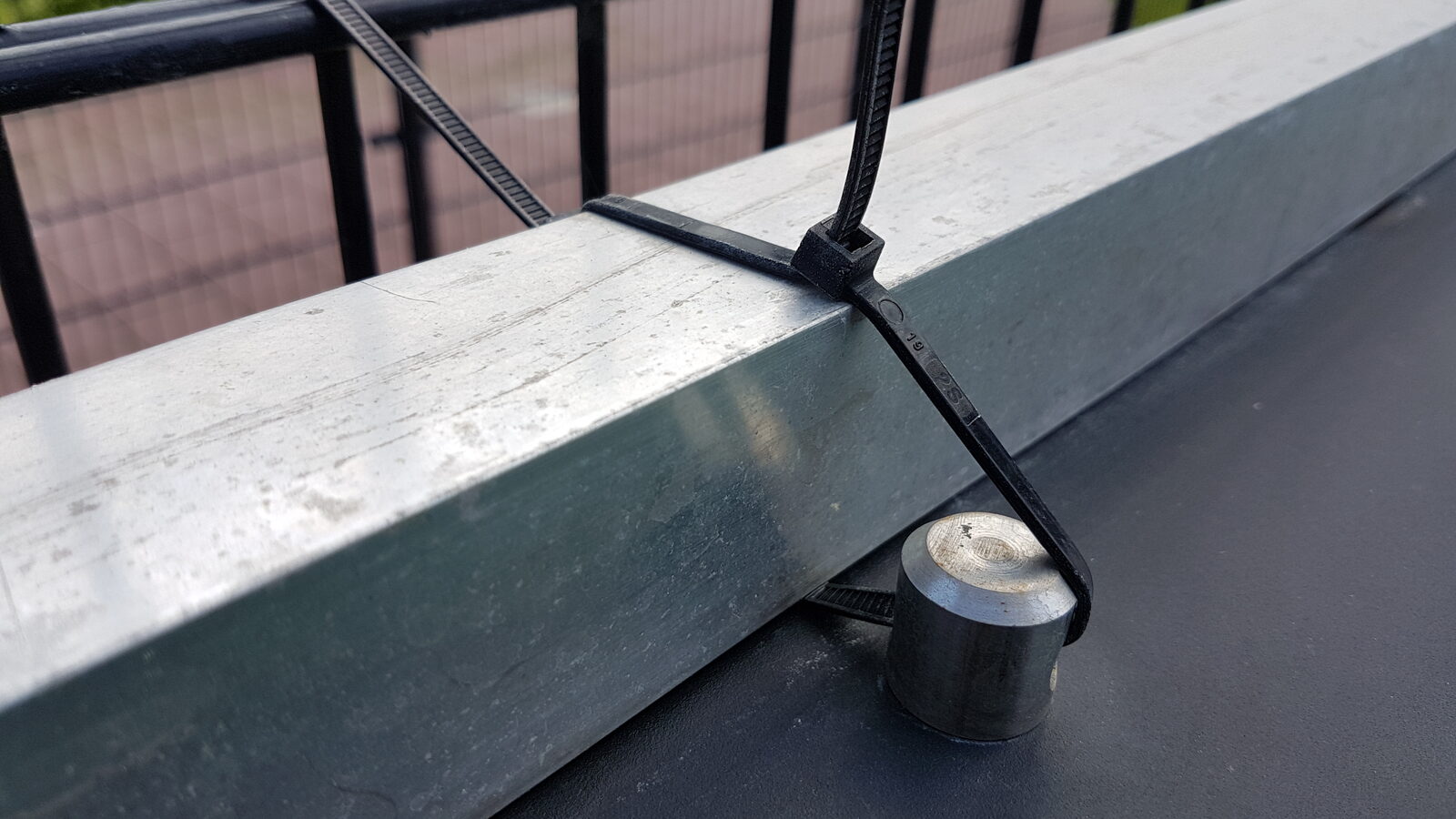 Kabelbinders gebruikt als onderdeel van de permanente montage