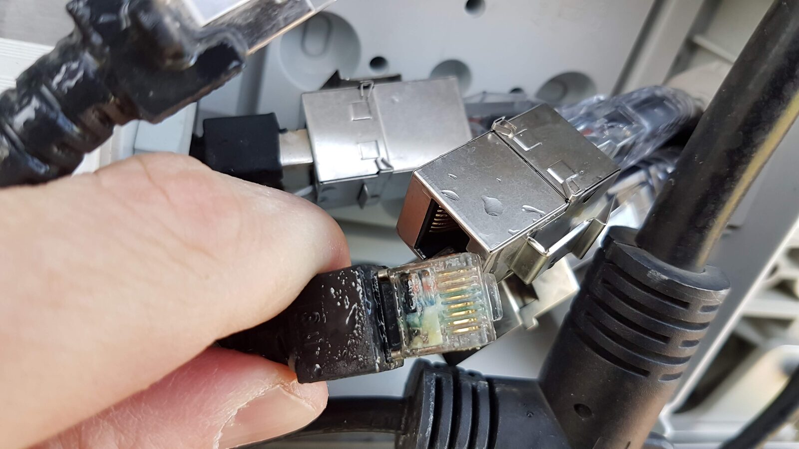 Beschadigde en onzorgvuldig afgewerkte netwerkconnectoren