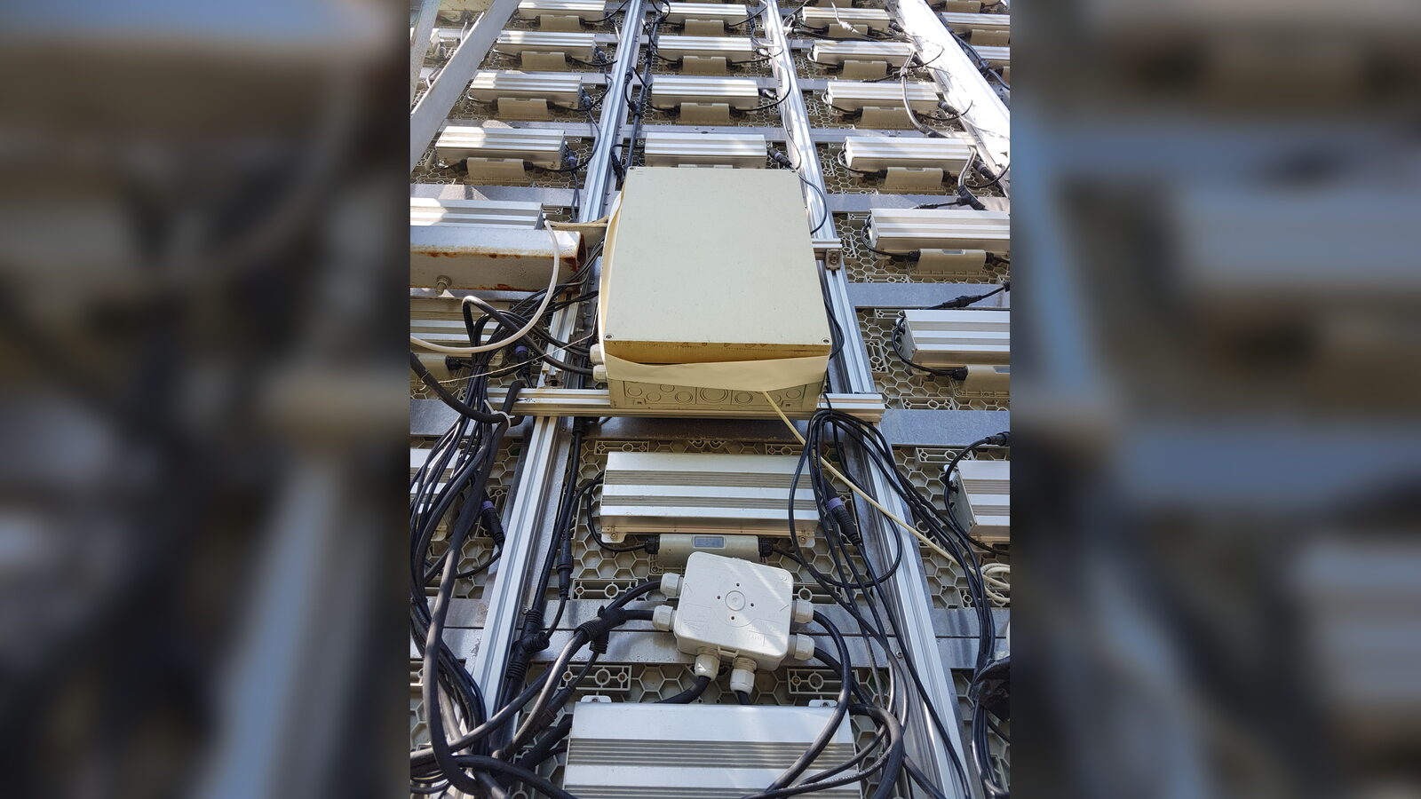 Overzicht van de verouderde installatie en slordige montage