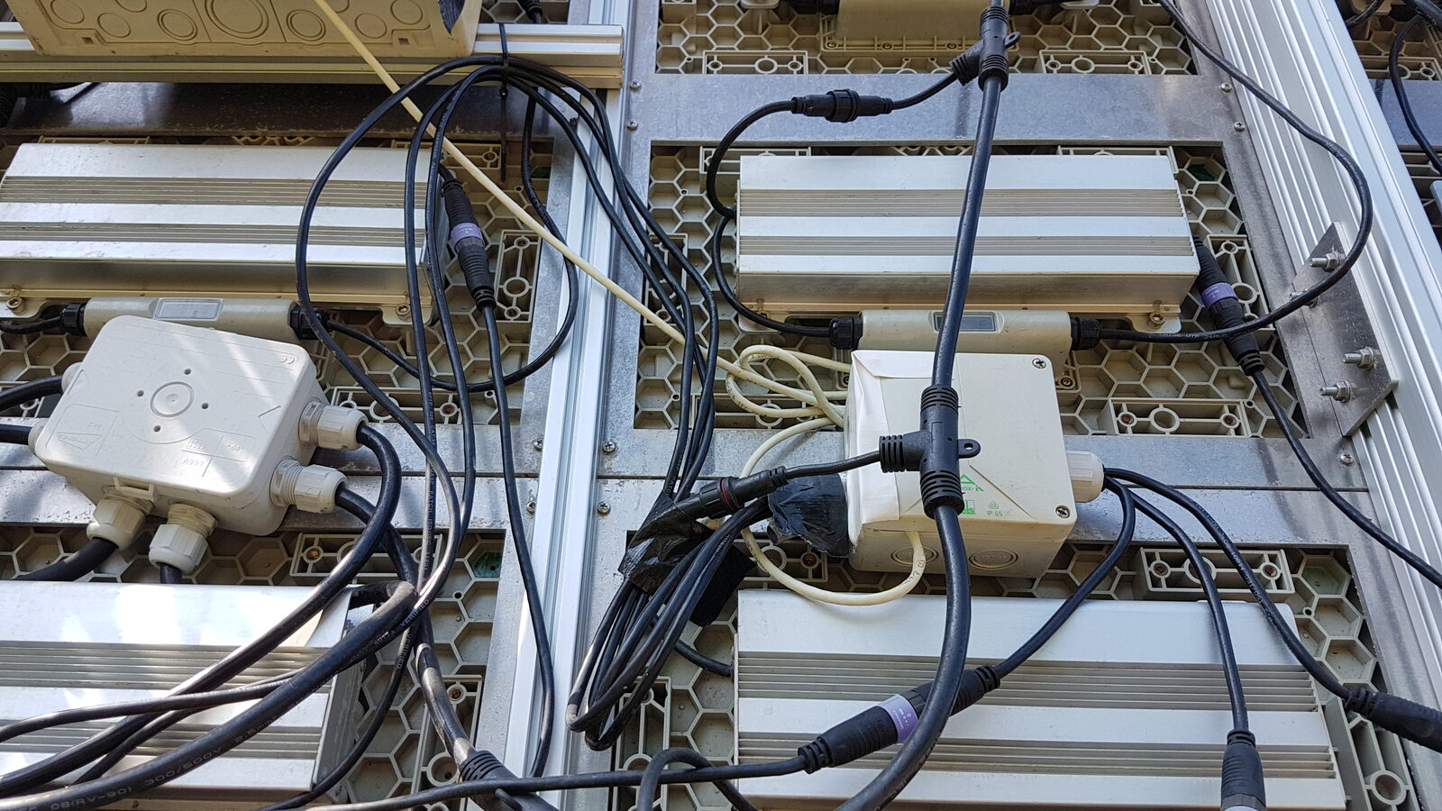 Onzorgvuldig aangelegde kabels en aansluitingen achter het ledscherm