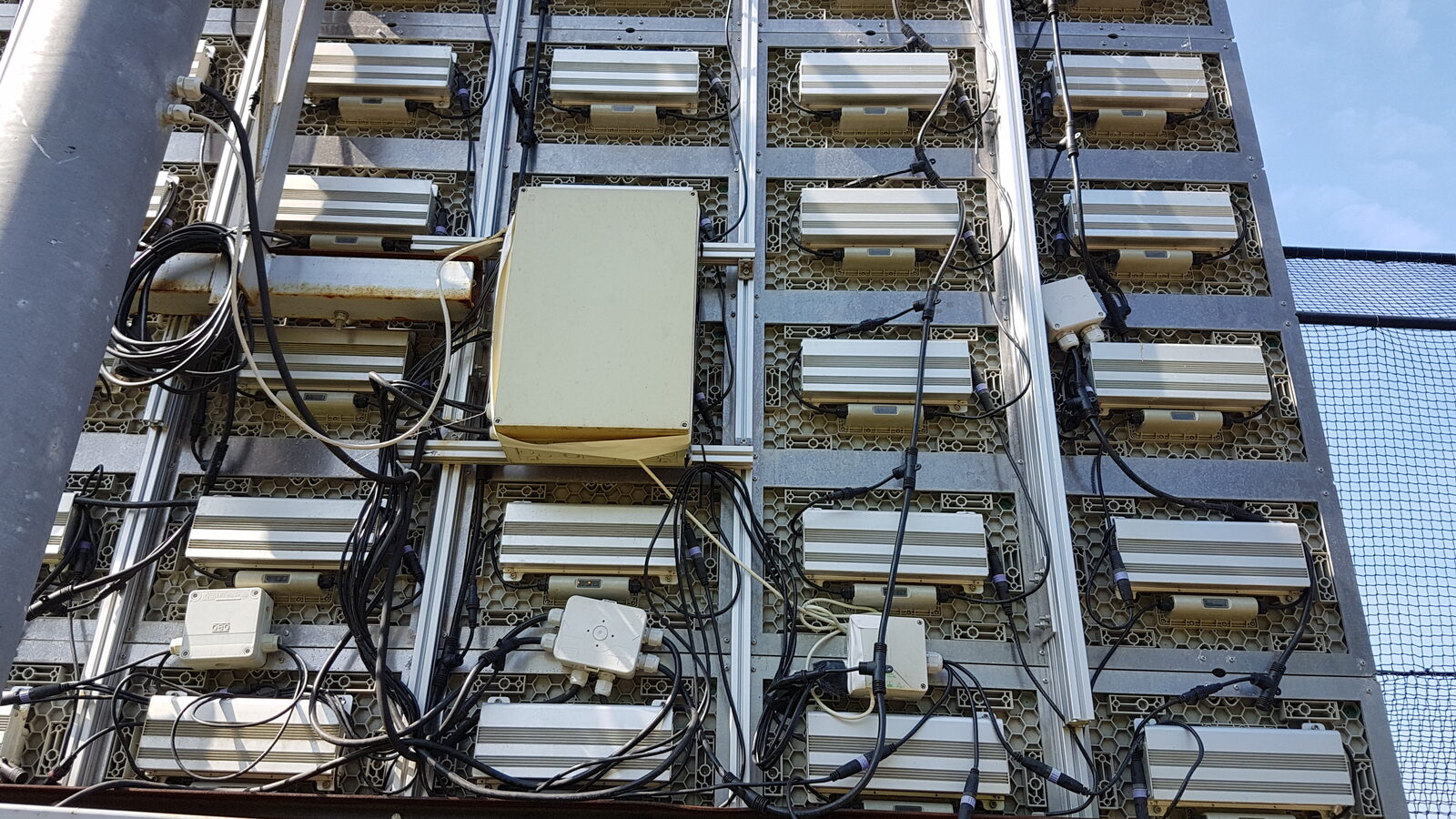 Slecht gemonteerd ledscherm met ongeordende bekabeling